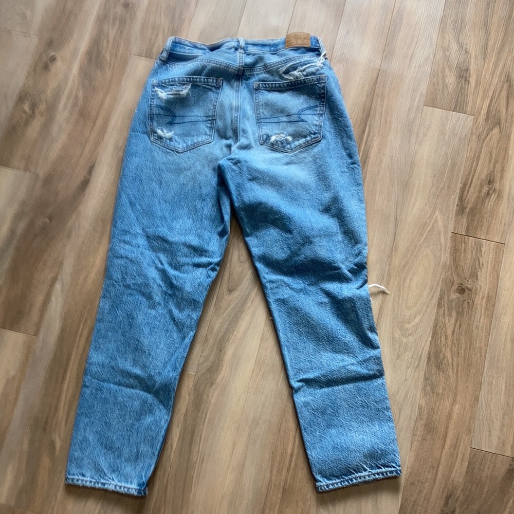 American Eagle Distressed Mom jean size 2 short - Picture 12 of 16